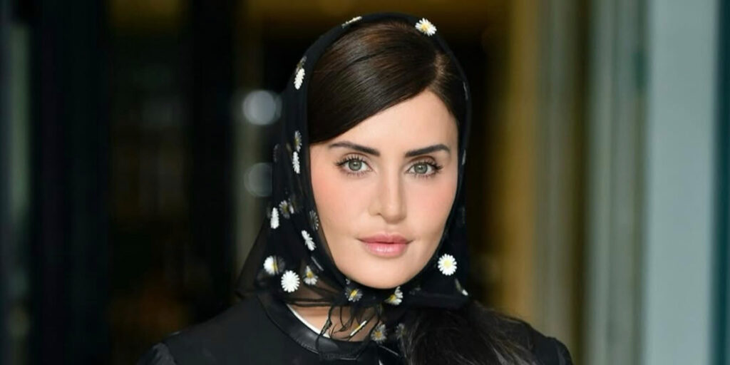 از مدل موی عجیب تا کیفی لوکس؛ الناز شاکردوست بدترین ترکیب را چید!