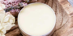 عطر جامد چیست؟ معجزه‌ای که عطر جامد ایجاد می‌کند و سایر عطرها نه!