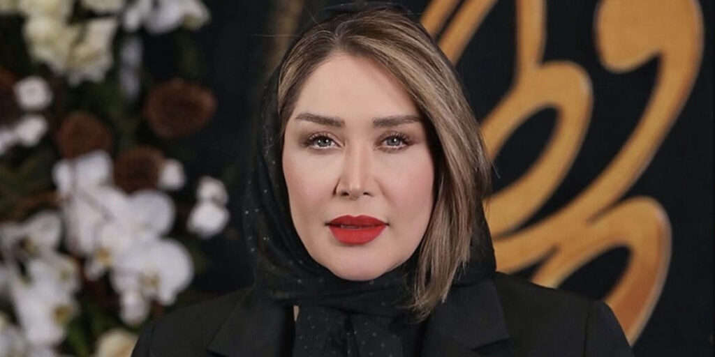 درخشش گردنبندهای لوکس ونکلیف در استایل تمام‌مشکی سارا منجزی‌پور