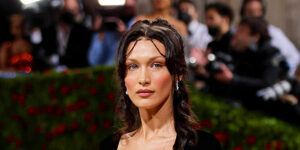 وقتی یک جفت جوراب ساده، استایل پاییزی بلا حدید را ماندگار می‌کند