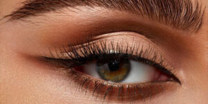 آموزش کشیدن خط چشم با چنگال؛ این روش کار شما را برای همیشه راحت می‌کند