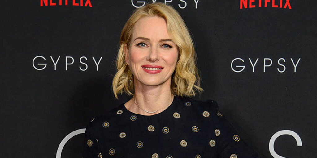 قدرت سادگی؛ نائومی واتس با کت و شلوار طوسی چشم‌ها را خیره کرد