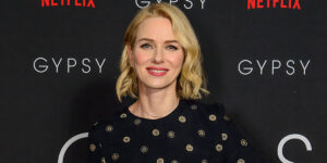 قدرت سادگی؛ نائومی واتس با کت و شلوار طوسی چشم‌ها را خیره کرد