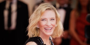 خوش‌لباس‌ترین بانوی هالیوود پا روی فرش قرمز ونیز گذاشت