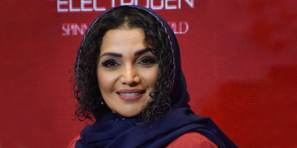 سربند و لباس سنتی الهام پاوه‌نژاد در این مراسم توجه‌ها را جلب کرد