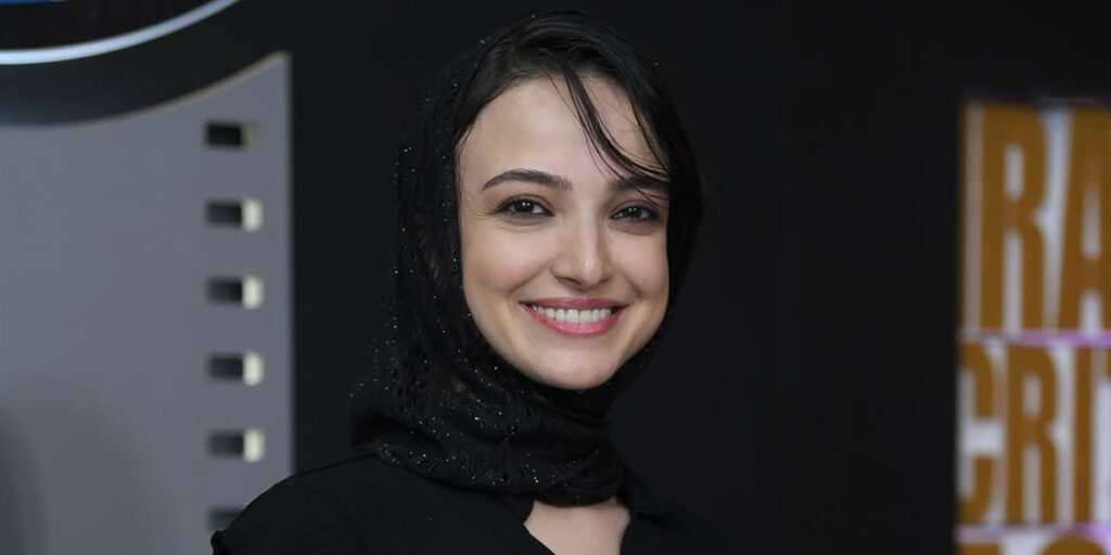 کت‌وشلوار گل‌دار مشکی، انتخاب متفاوت ندا جبرائیلی در مراسم اکران