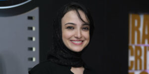 کت‌وشلوار گل‌دار مشکی، انتخاب متفاوت ندا جبرائیلی در مراسم اکران