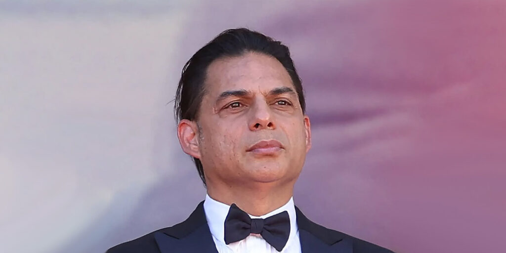 ساعت قهوهای پیمان معادی