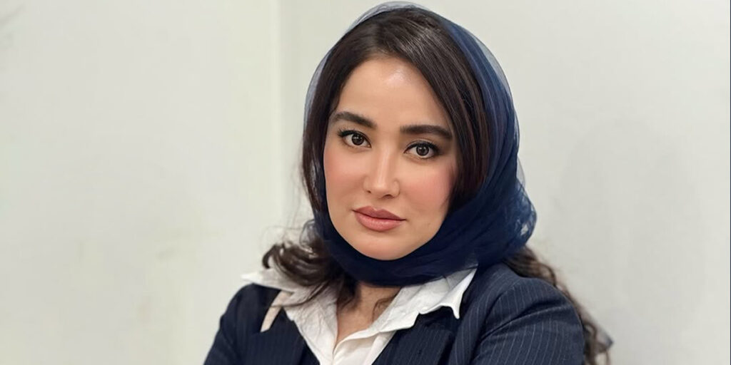 ساده اما مرتب مثل استایل جدید بهاره افشاری؛ شال توری از مد نیفتاد؟!