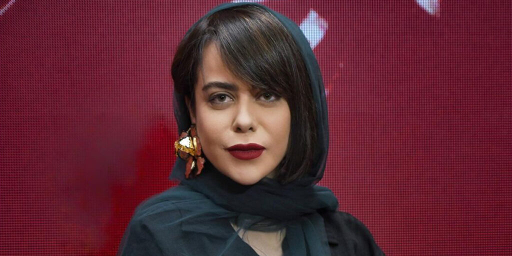 الهام اخوان تولدش را با این روبدوشامبر شیک جشن گرفت