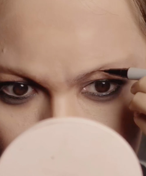 بلاگری متفاوت در دنیای گریم و اینستاگرام