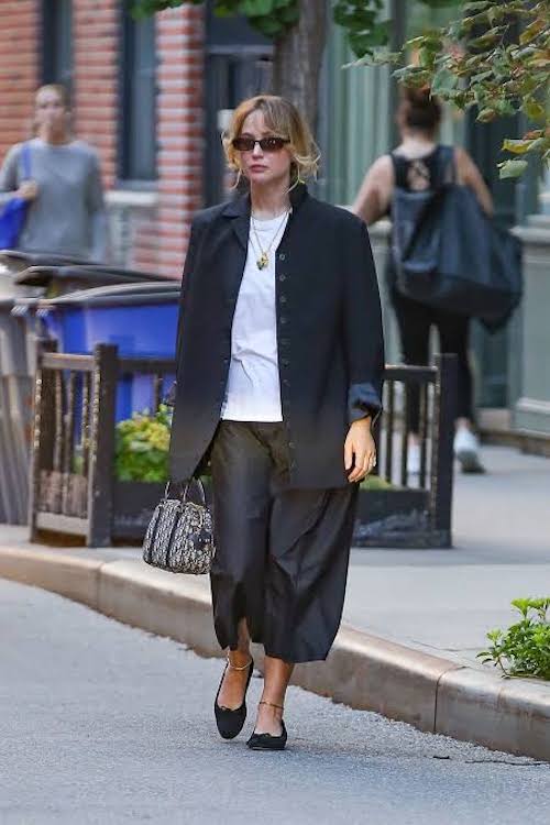 کفش فلت مشکی در استایل سلبریتی‌ها