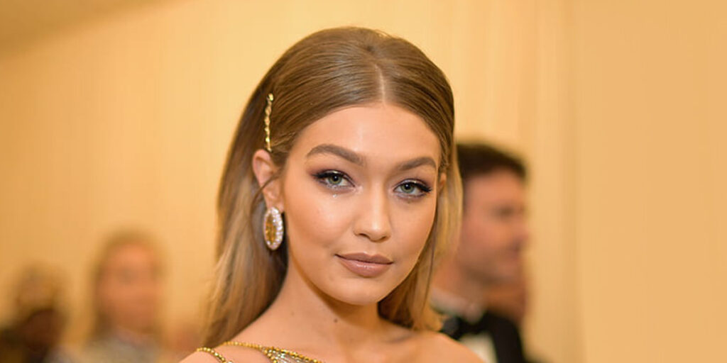 جی‌جی حدید با استایلی شاداب و جذاب در جشن تولد دخترش