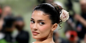 جذابیت کایلی جنر با این کت و شلوار و کراوات چندین برابر شد!