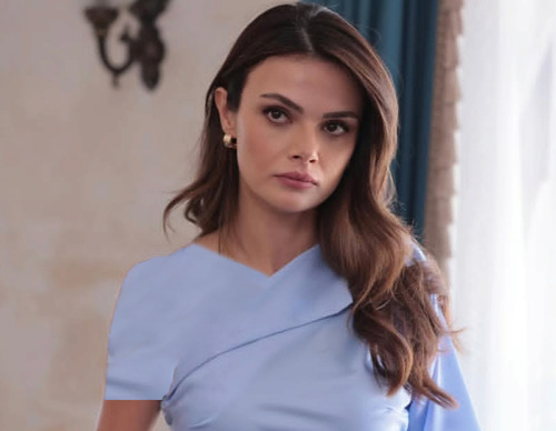 رنگ موی آلیا شهر دور