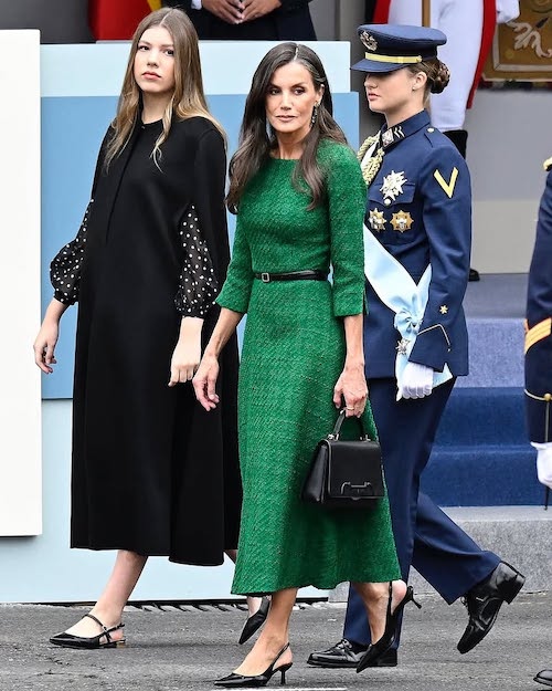 پیراهن سبز ملکه اتیزیا