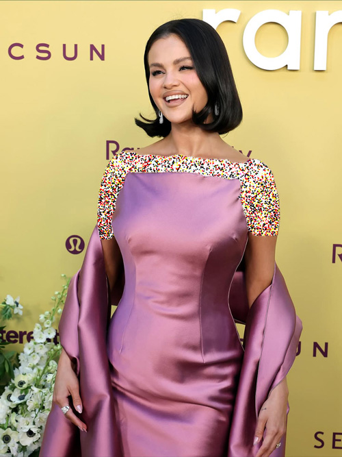 اوت‌فیت صورتی سلینا گومز