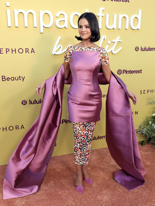 اوت‌فیت صورتی سلینا گومز