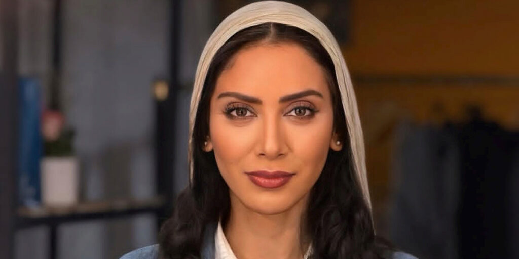 مونا فرجاد با استایل اداری در یک مراسم اکران دیده شد!