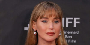 چطور ترنچ‌کت را مثل جنیفر لارنس ست کنیم؟ جذابیت در عین سادگی