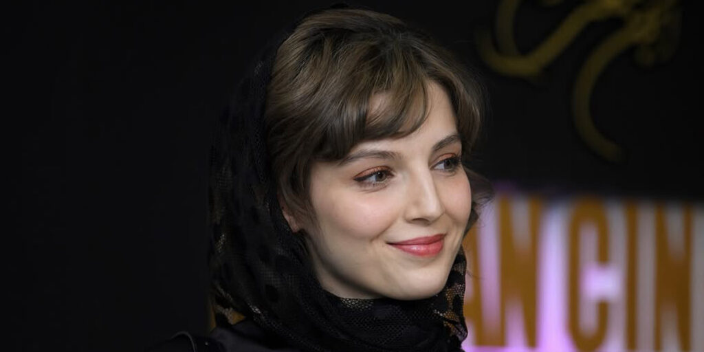 آبی آسمانی و تاج گل‌ رنگارنگ؛ مهسا حجازی با این ظاهر تولدش را جشن گرفت