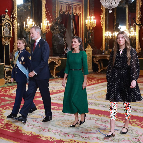 پیراهن سبز ملکه اتیزیا