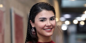 بازیگر تازه‌کار ایرانی و استایل ترندی؛ اسکارف به دور کمر در مرکز توجه