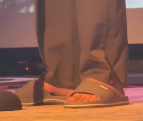 دمپاییهای محسن نامجو در کنسرت