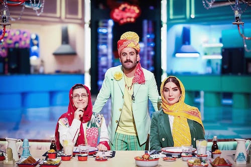 بازیگران با لباس هندی در مسابقه آشپزی