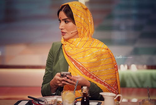 بازیگران با لباس هندی در مسابقه آشپزی