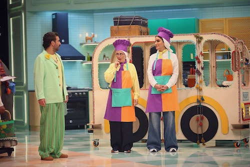 بازیگران با لباس هندی در مسابقه آشپزی