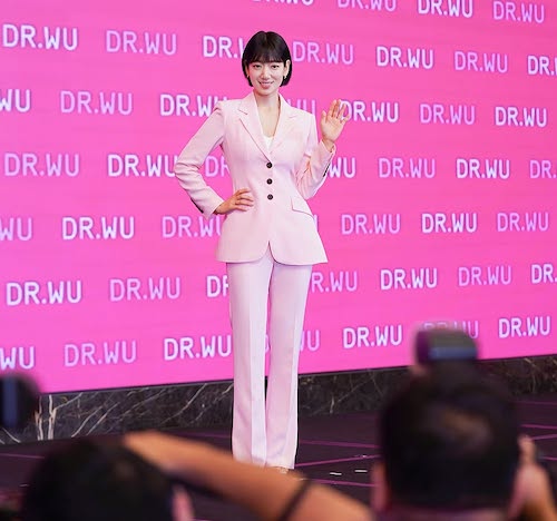 پارک شین هه با کت و شلوار صورتی