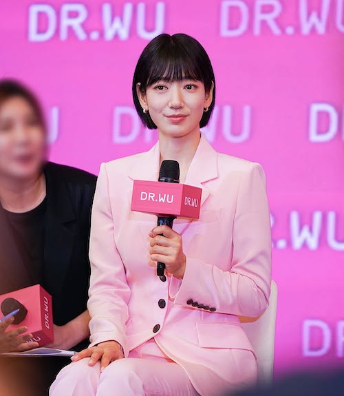 پارک شین هه با کت و شلوار صورتی