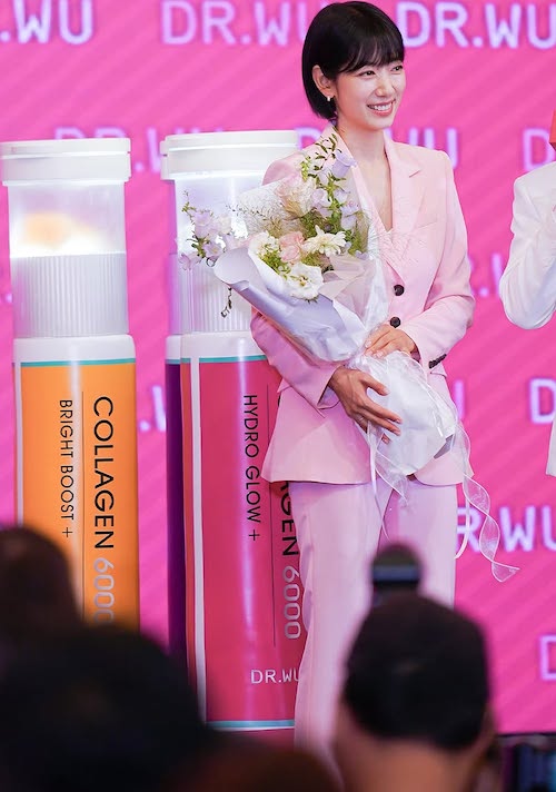 پارک شین هه با کت و شلوار صورتی