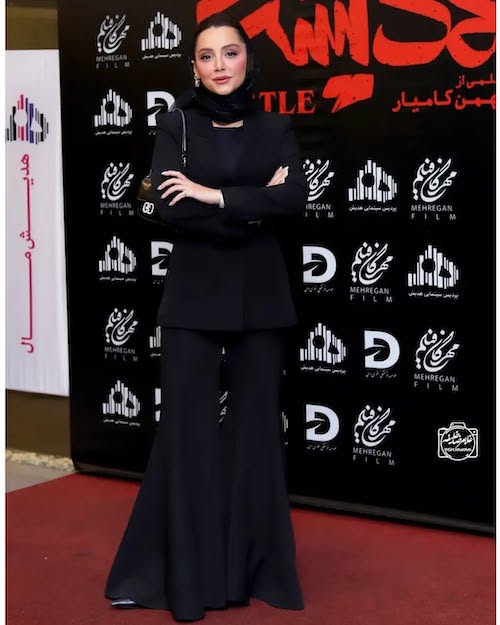 شلوار بل‌باتم در استایل نازنین بیاتی