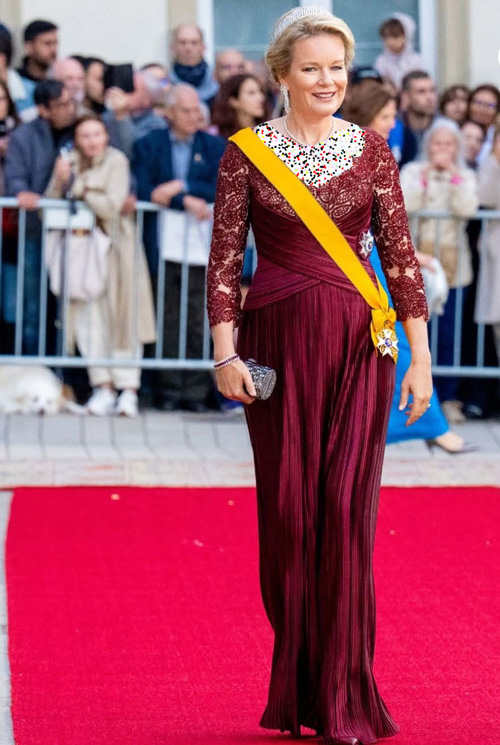 قرمز شرابی، رنگ سلطنتی