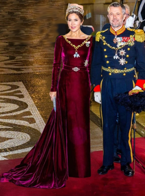 قرمز شرابی، رنگ سلطنتی