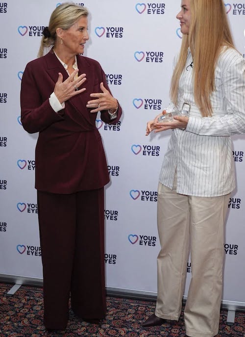 قرمز شرابی، رنگ سلطنتی