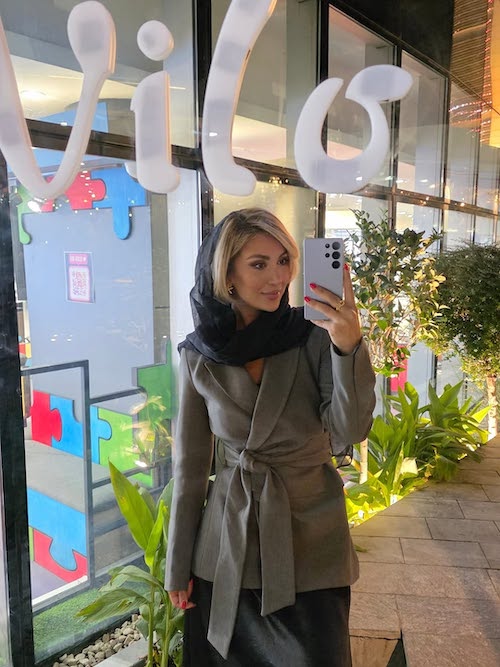 مینا مختاری در افتتاح رستوران