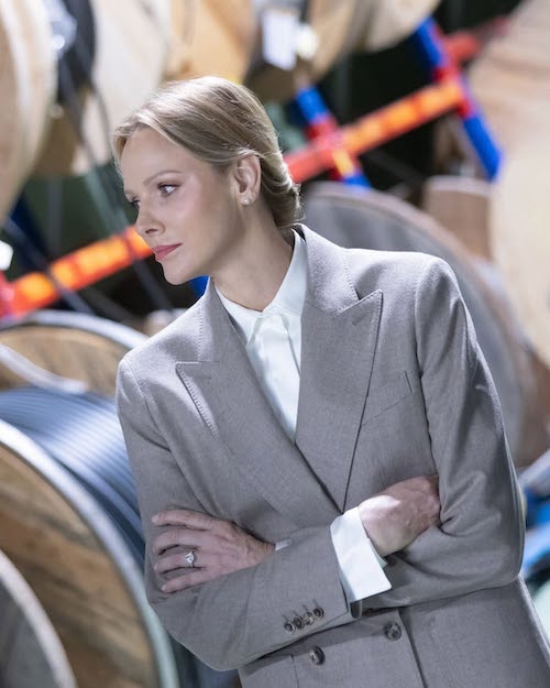 کت و شلوار زنان سلطنتی