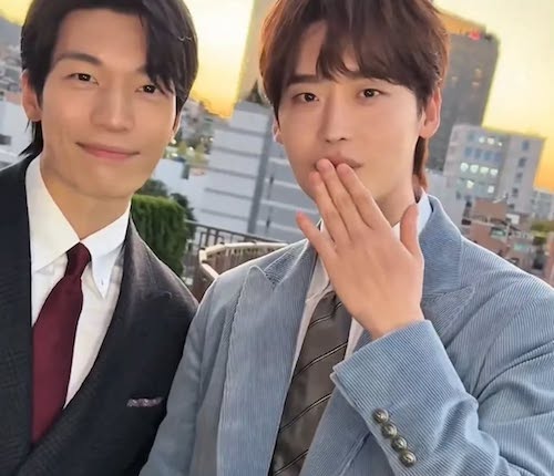 کت و شلوار آبی لی جونگ سوک