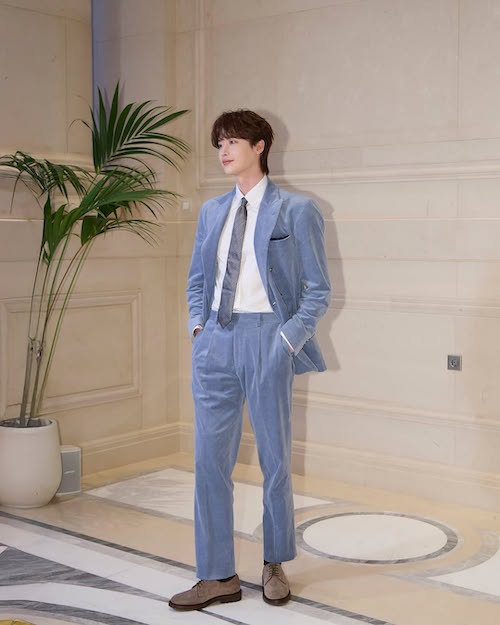 کت و شلوار آبی لی جونگ سوک