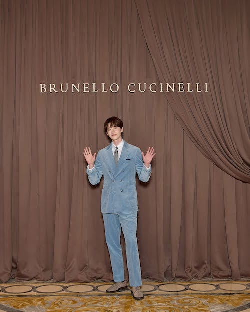 کت و شلوار آبی لی جونگ سوک