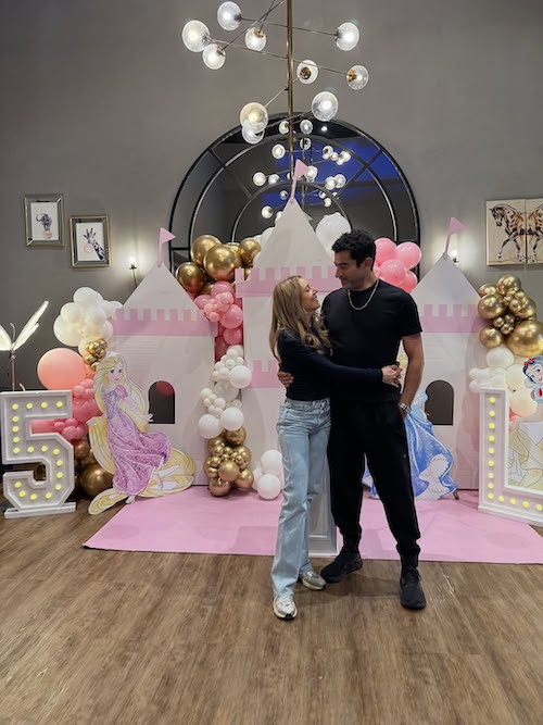 استایل ساده سینم کوبال در تولد دخترش