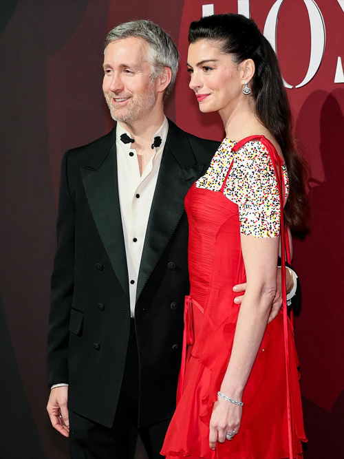 پیراهن قرمز آن هاثاوی