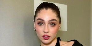 ست کردن دامن به سبک ستاره محبوب سریال رزها و گناه‌ها