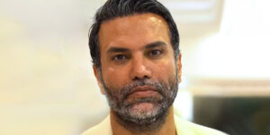 علیرضا نیکبخت واحدی با چهره‌ای متفاوت در یک مراسم اکران سوژه شد