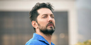 استایل یونانی بهرام رادان با دستمال‌گردن جلب توجه کرد! باید این عکس‌ها را ببینید