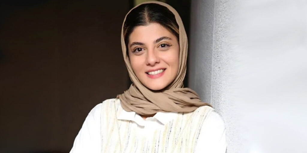 مهسا طهماسبی با کت‌وشلوار مشکی و اکسسوری‌های فانتزی درخشید