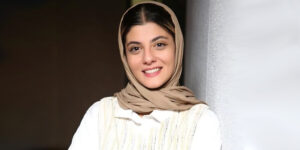 مهسا طهماسبی با کت‌وشلوار مشکی و اکسسوری‌های فانتزی درخشید